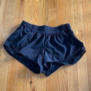 lululemon hotty hot 2.5” shorts
